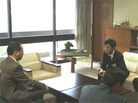藤井健長崎県副知事と対談する樋渡啓祐武雄市長