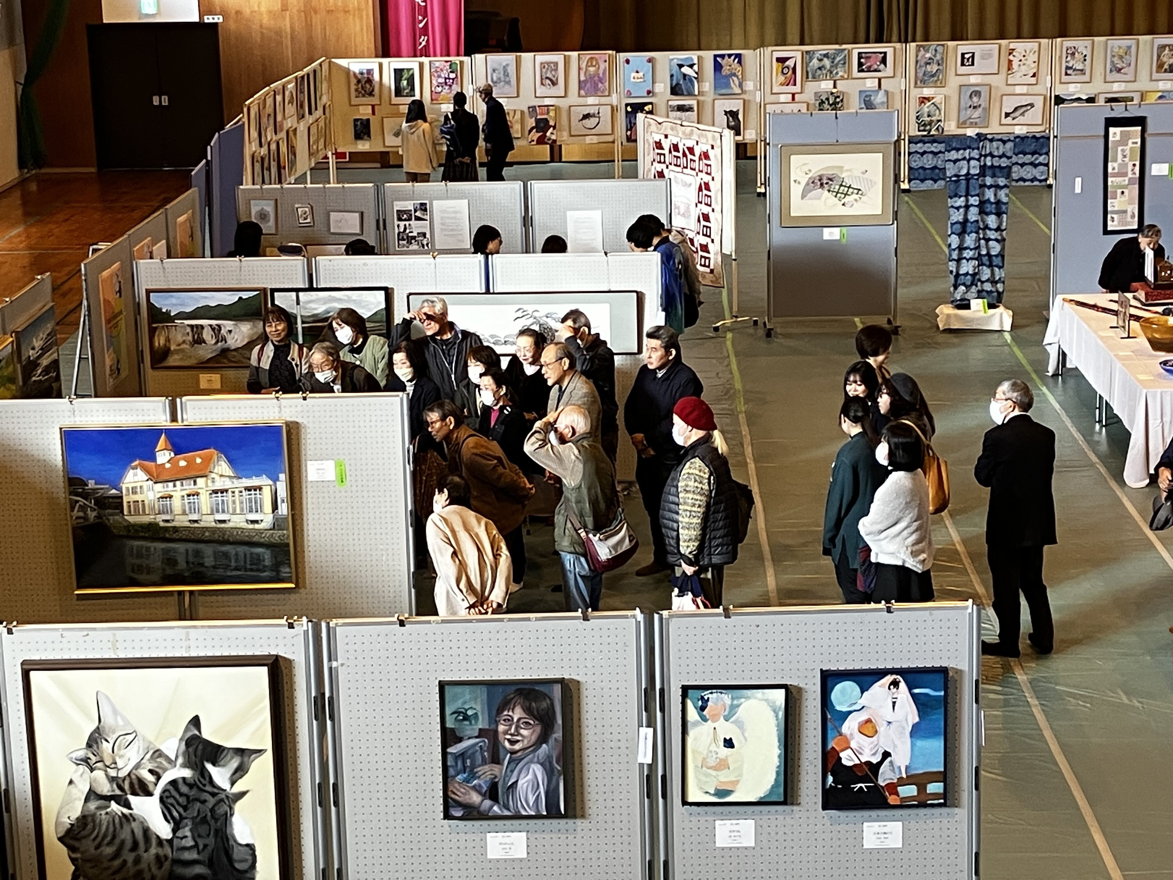 【画像】R7公募美術展の様子.jpeg