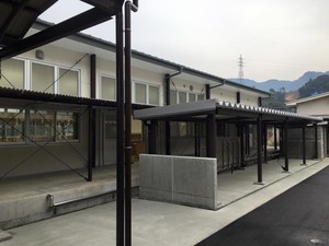 川中技術室と自転車置き場.jpg