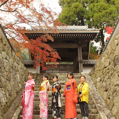 見入る紅葉に時間を忘れる空間　廣福寺